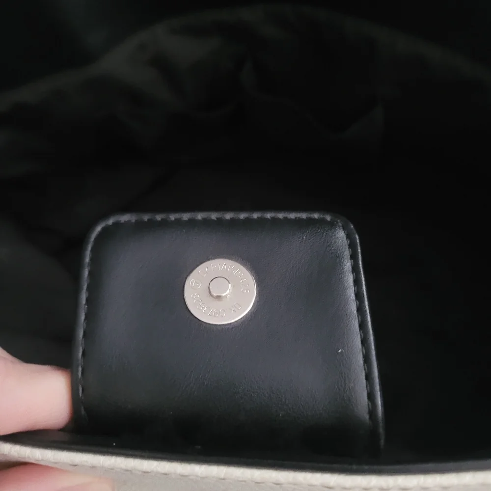 Jones New York Signature Black and White Tote Bag - Picture 4 of 6